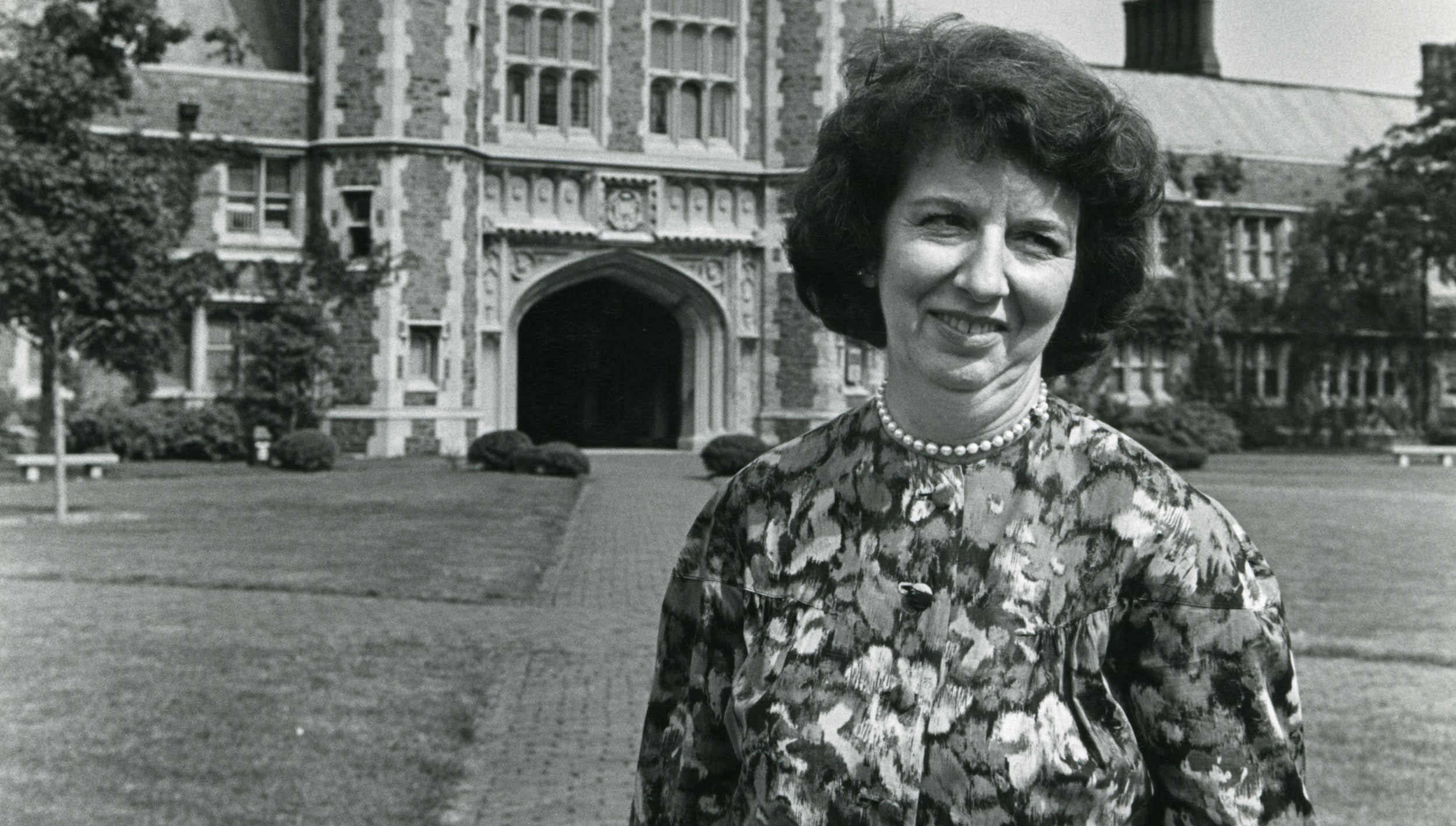 Actress and WashU alumni Mary Wickes standing in front of Brookings Hall.