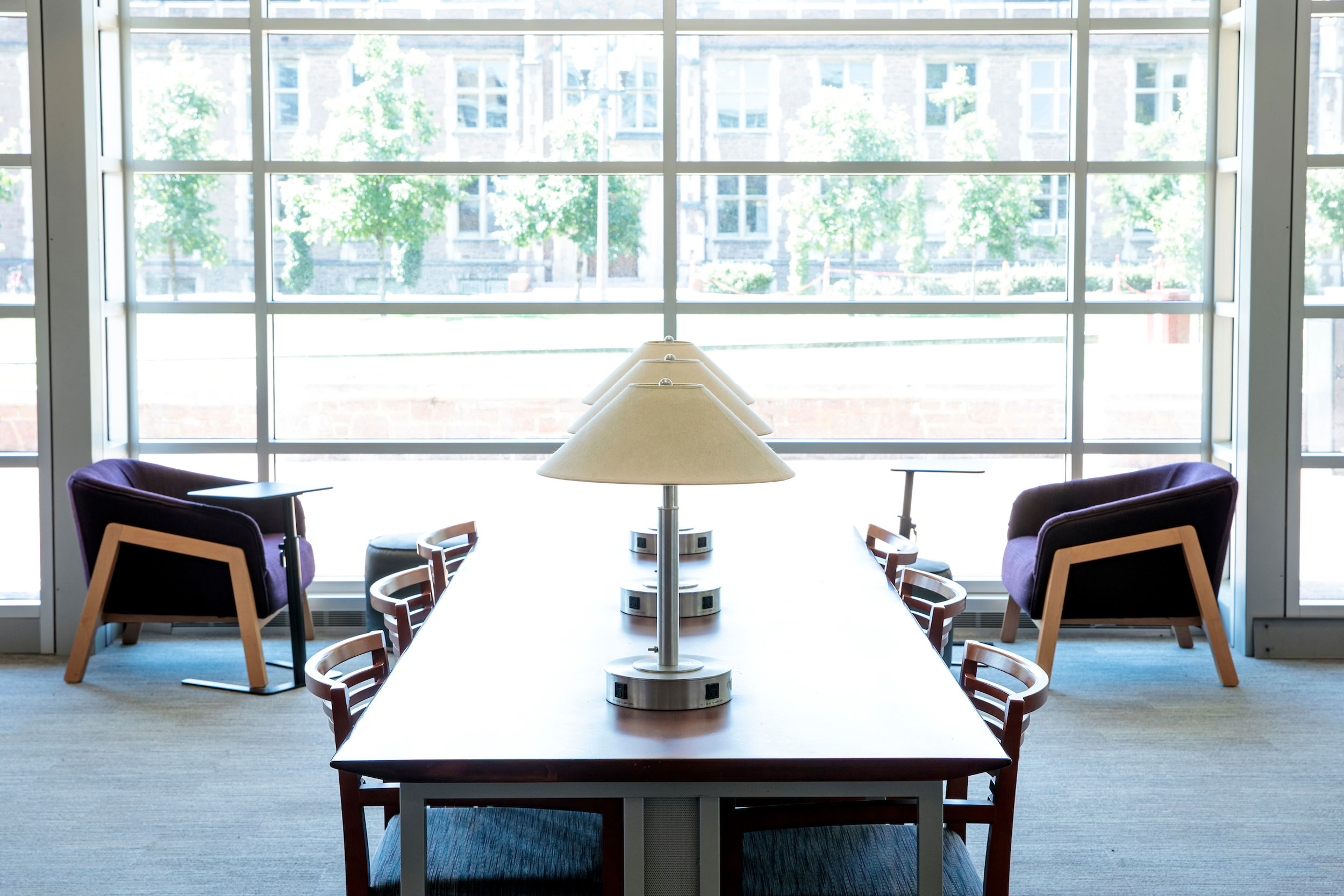 An empty table and chairs in Olin Libray Level 1.