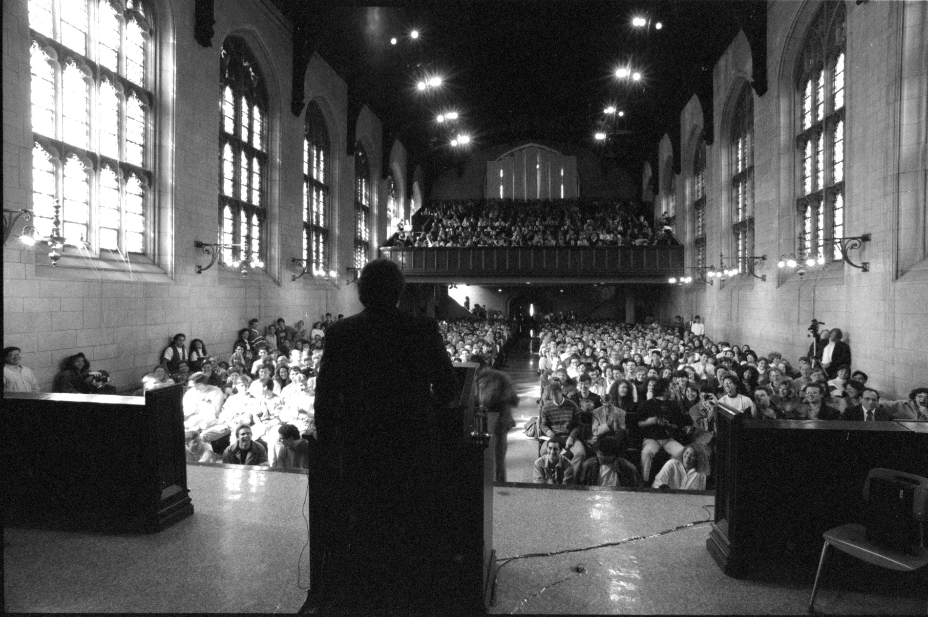 Harold Ramis giving a speech at a packed Graham Chapel in 1990