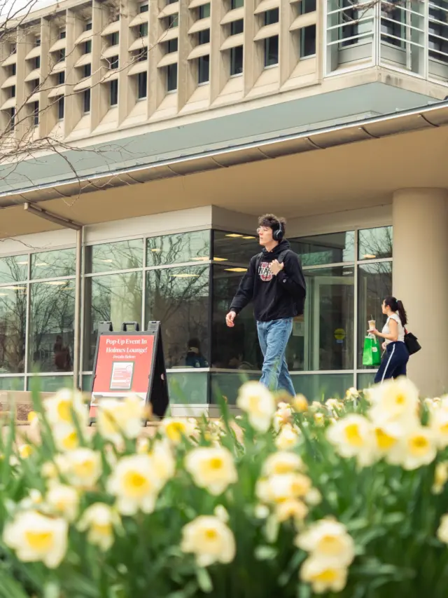 Celebrating the first day of spring 🌷🌼

Where flowers bloom, the sun lingers a little longer, and everything feels like a fresh new beginning.